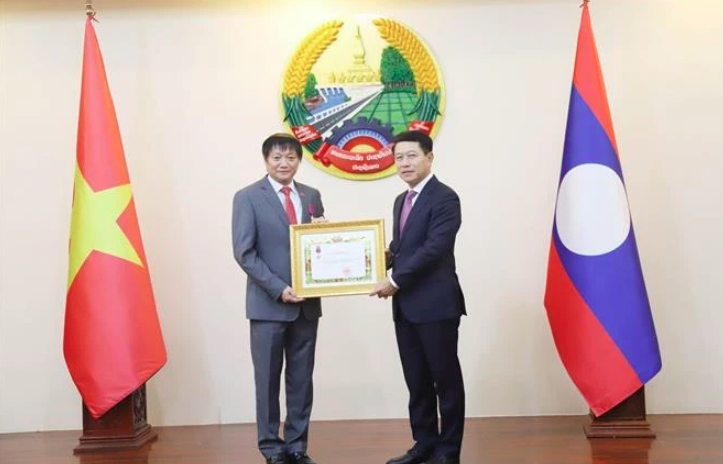 Laos' Freedom Order presented to Vietnamese Ambassador